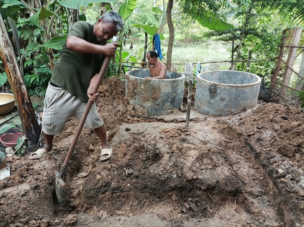 Digging A LOO 4 A POO